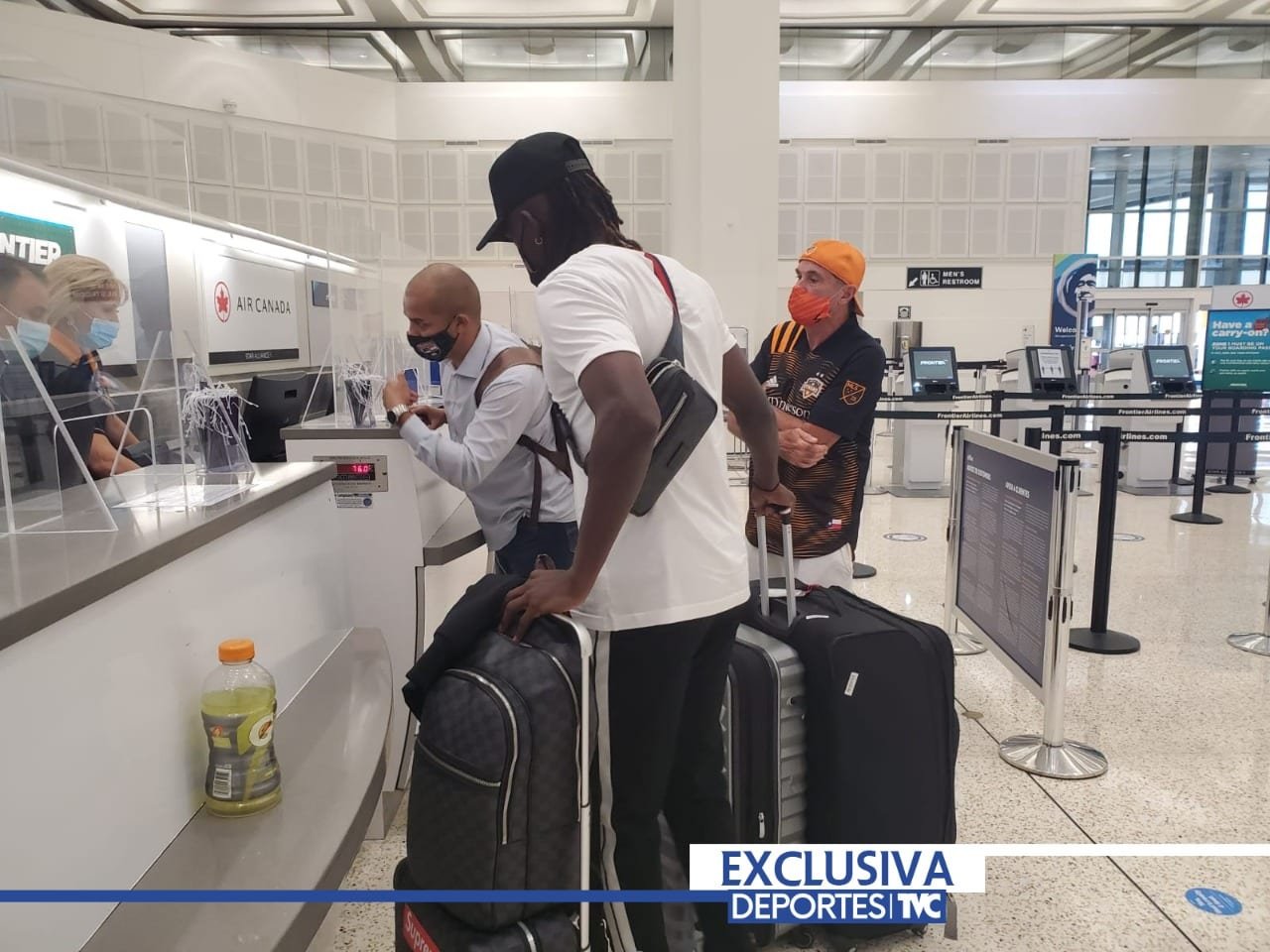 ¡Exclusiva! Las primeras imágenes de Alberth Elis rumbo a Portugal