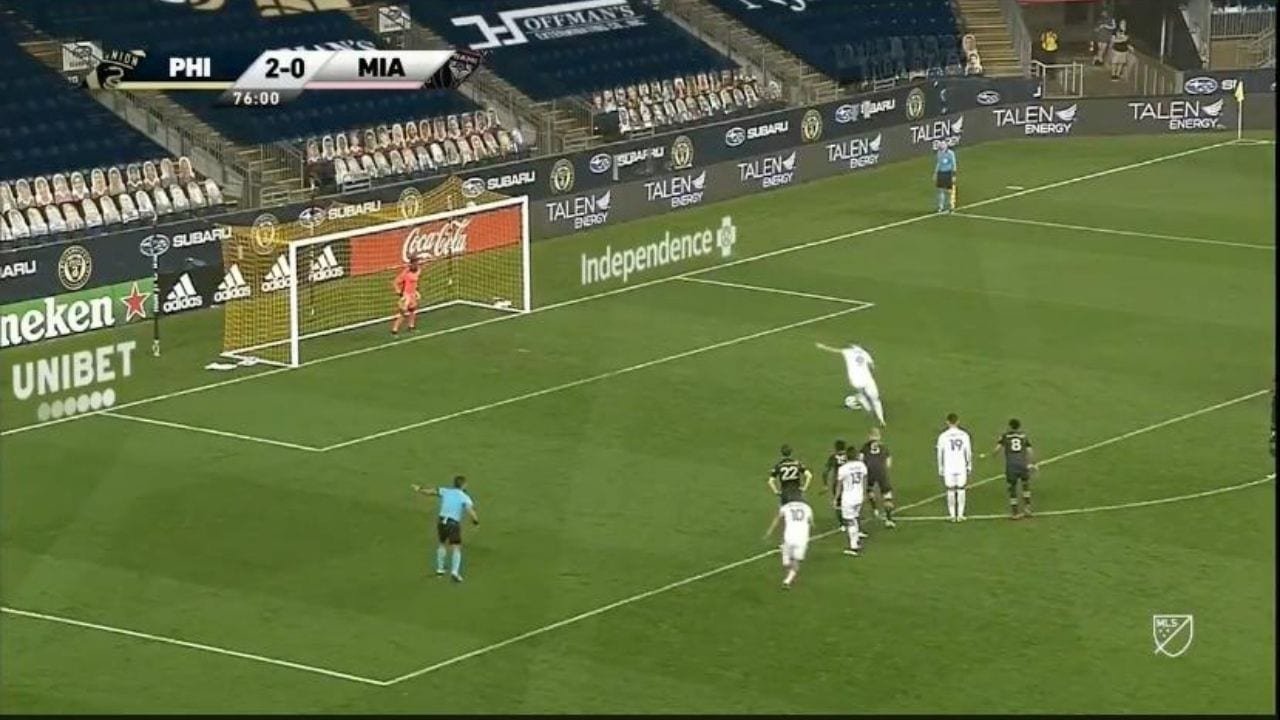 Gonzalo Higuaín falló un penal y protagonizó una pelea en su debut en la MLS