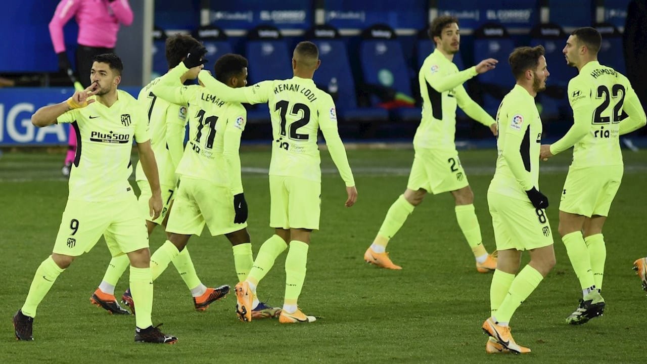 Luis Suárez salva al líder en el minuto 90
