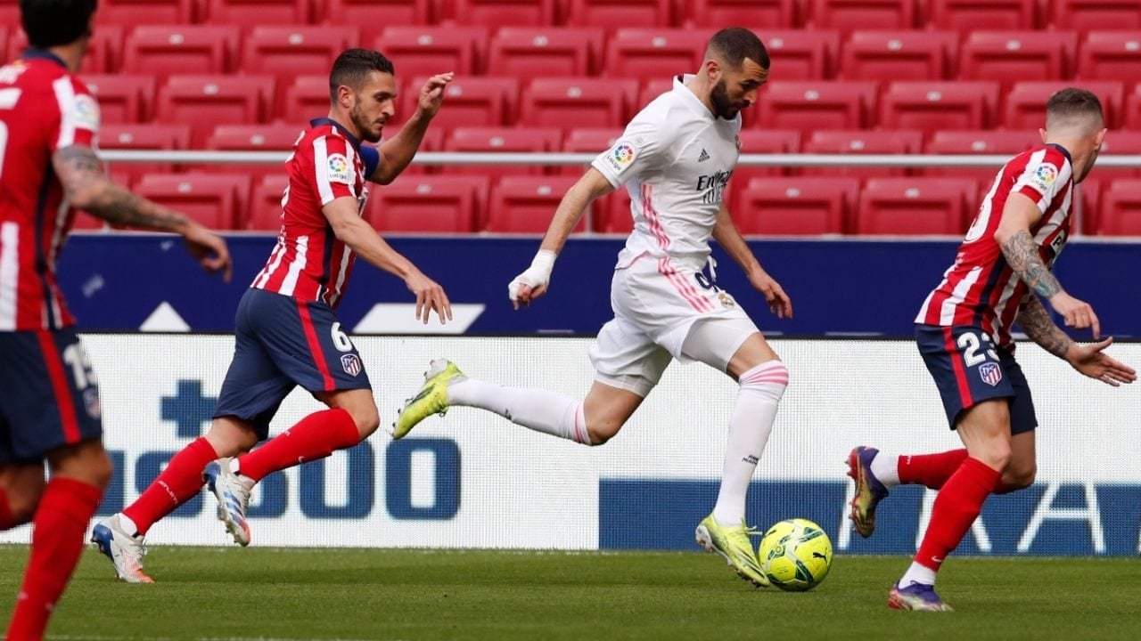 Benzema salva a Real Madrid que empata con el Atlético y pone la Liga más emocionante