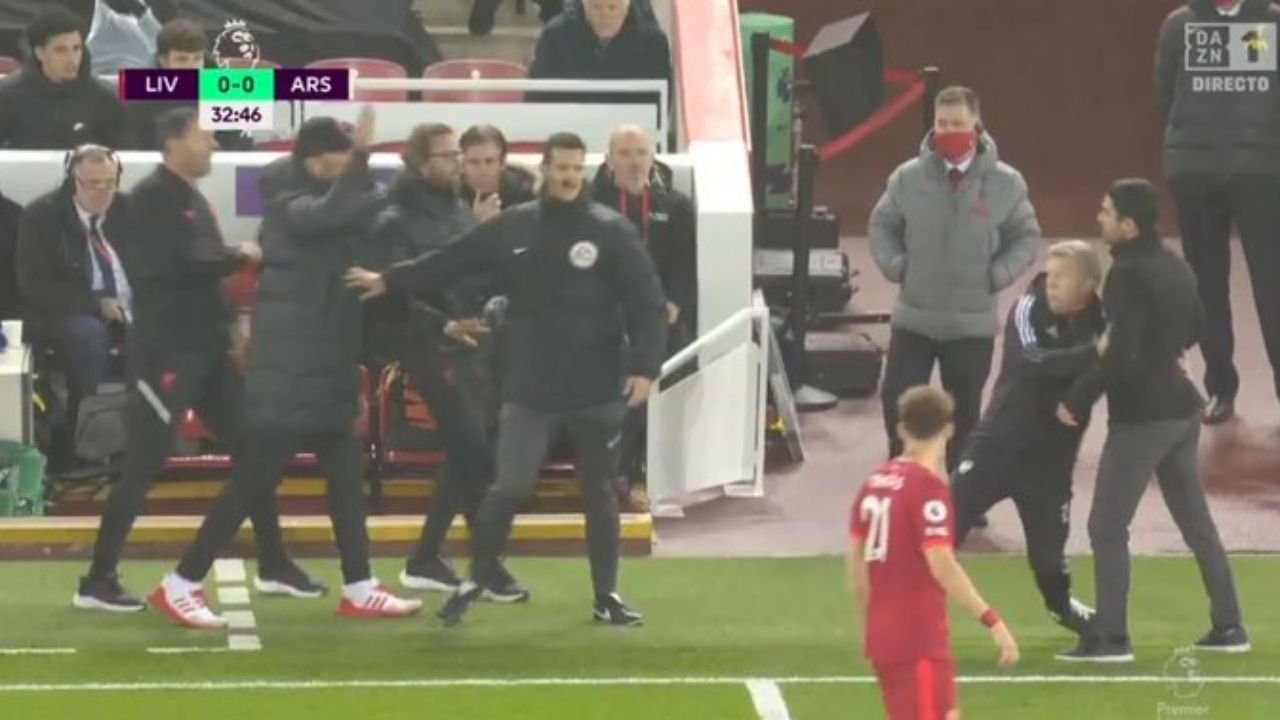 Jürgen Klopp y Mikel Arteta casi se van a los golpes en el partido entre Liverpool y Arsenal