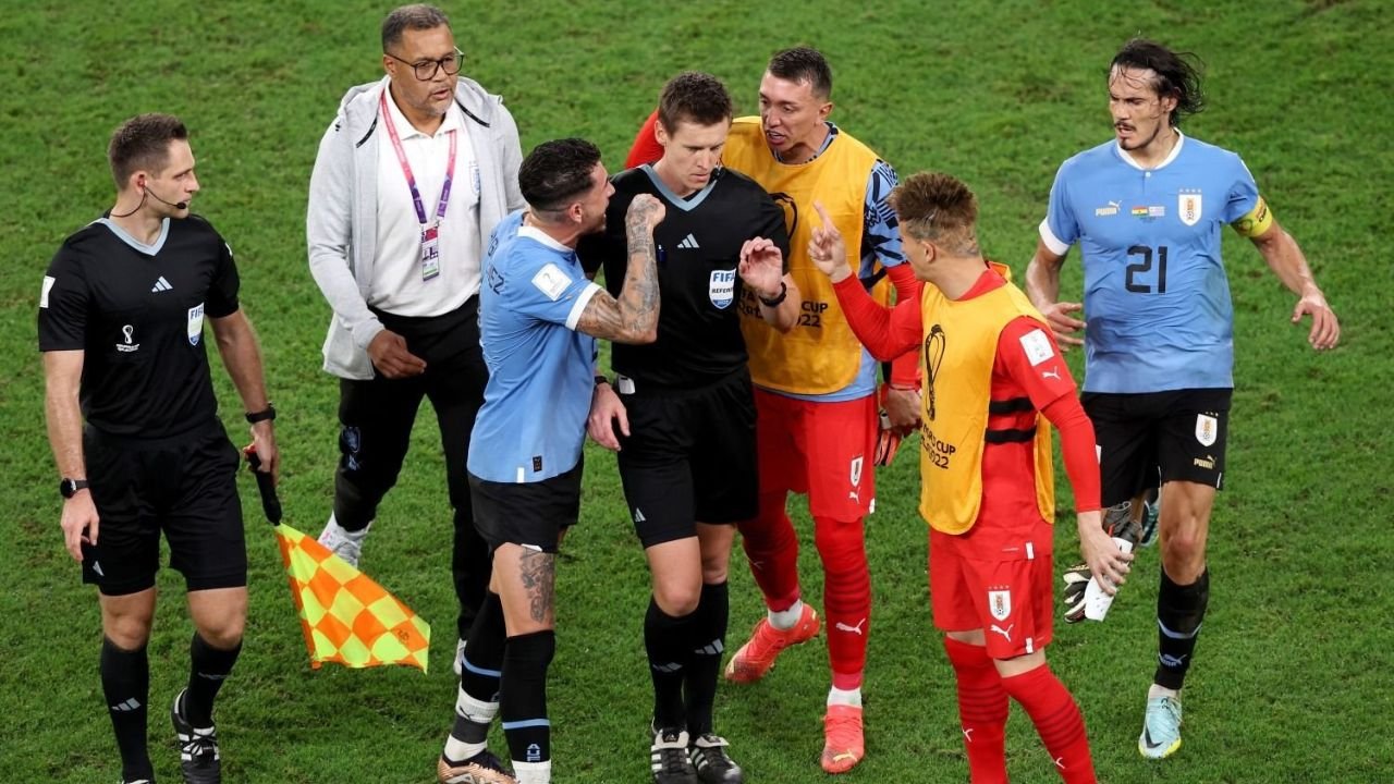 FIFA aplicará sanciones a dos árbitros por errores en el Mundial de Qatar