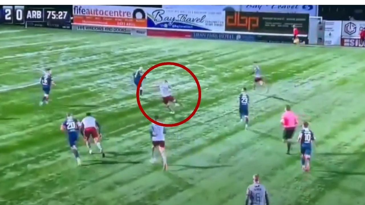 El futbolista que no volverá a jugar como portero: ingresó como delantero y marcó este golazo