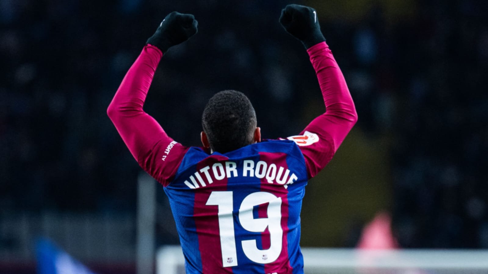 Vitor Roque se estrena como goleador y salva al Barcelona