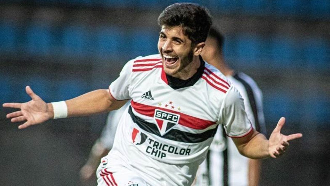 Joven brasileño Lucas Beraldo ficha con el PSG hasta 2028