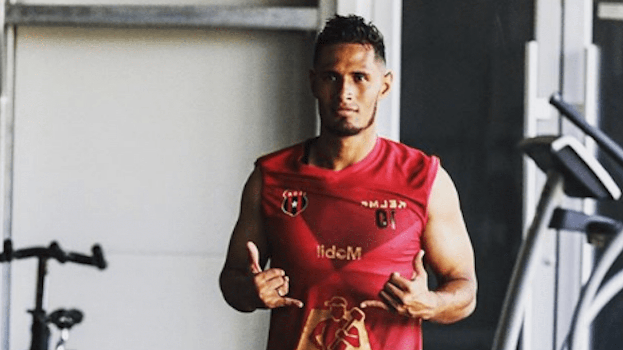 Alex López y su triunfo en el fútbol-tenis ante su compañero del Alajuelense