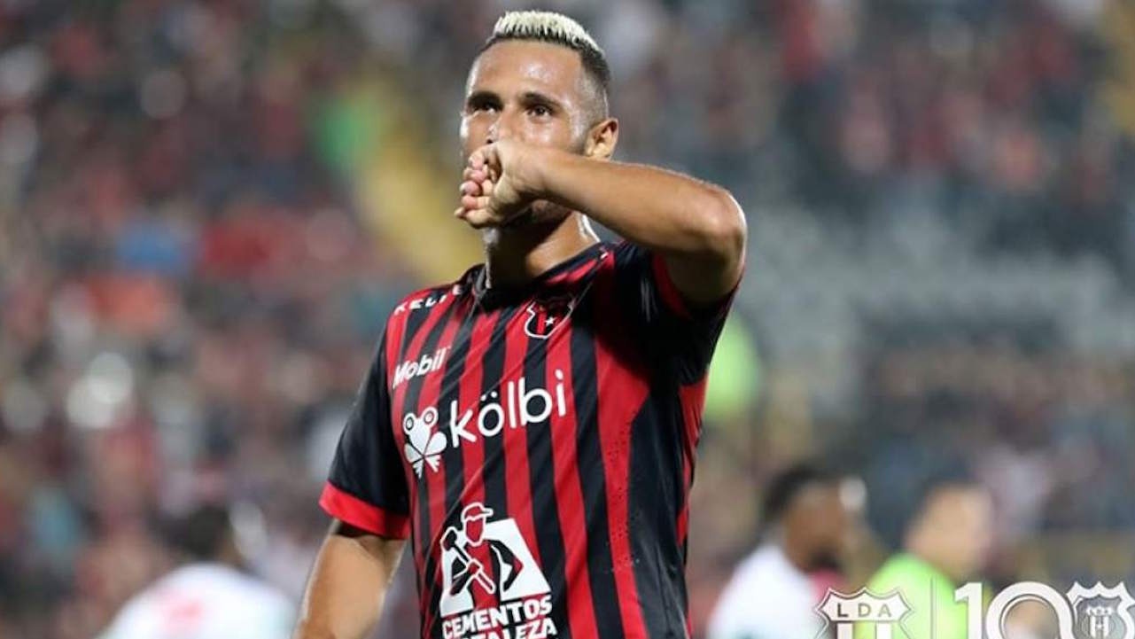 La exquisita asistencia de Alex López en la victoria del Alajuela ante Herediano en Costa Rica