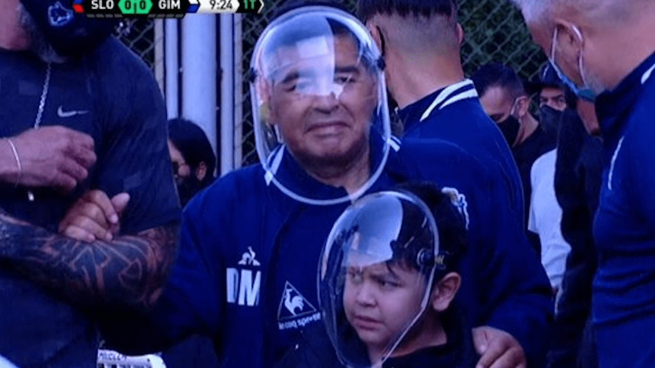 Diego Maradona se hace viral por utilizar moderno protector facial durante el amistoso entre San Lorenzo y Gimnasia