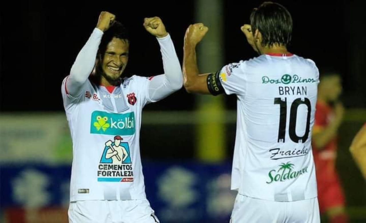 El Alajuelense de Alex López suspende actividades por sospechas de coronavirus