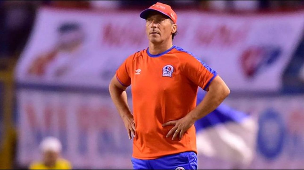 Pedro Troglio se queja de la expulsión de Deiby Flores de cara al Clásico ante Motagua: pasan cosas raras