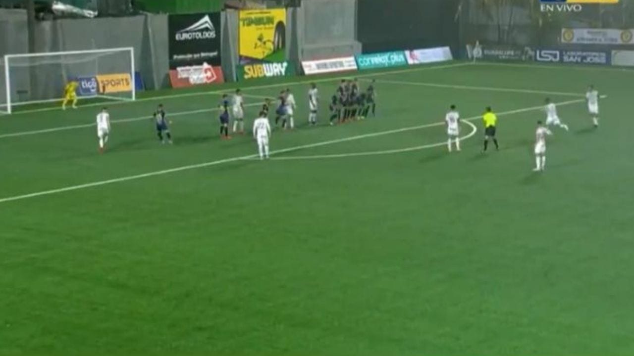 Alex López anota golazo de tiro libre en visita del Alajuela al Guadalupe