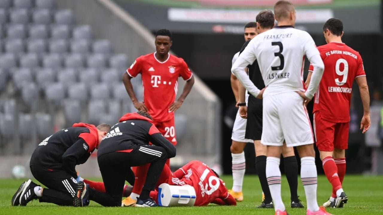 Alphonso Davies, jugador del Bayern Múnich, abandonó el campo llorando y sufriendo