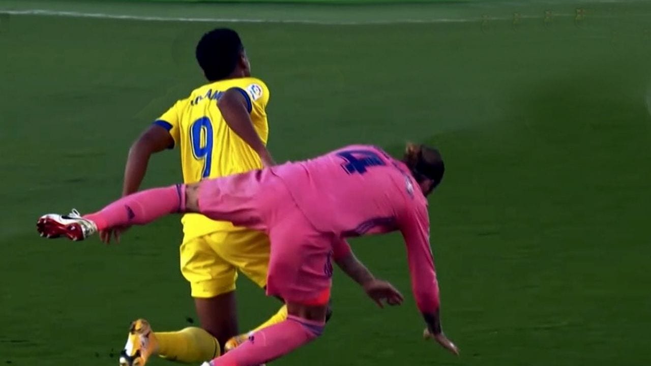 Falta de Sergio Ramos sobre Choco Lozano dejaría sin clásico al defensor español