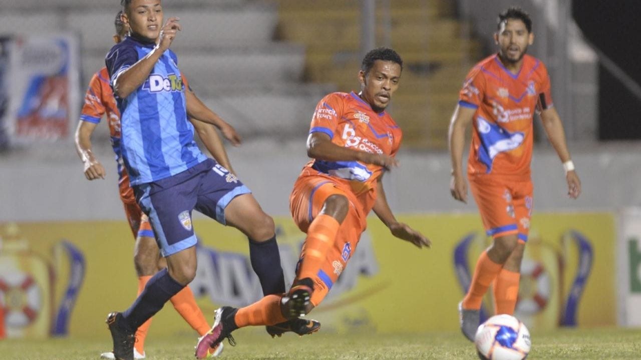Lobos de la UPN rescata un empate en un intenso partido ante el Real de Minas