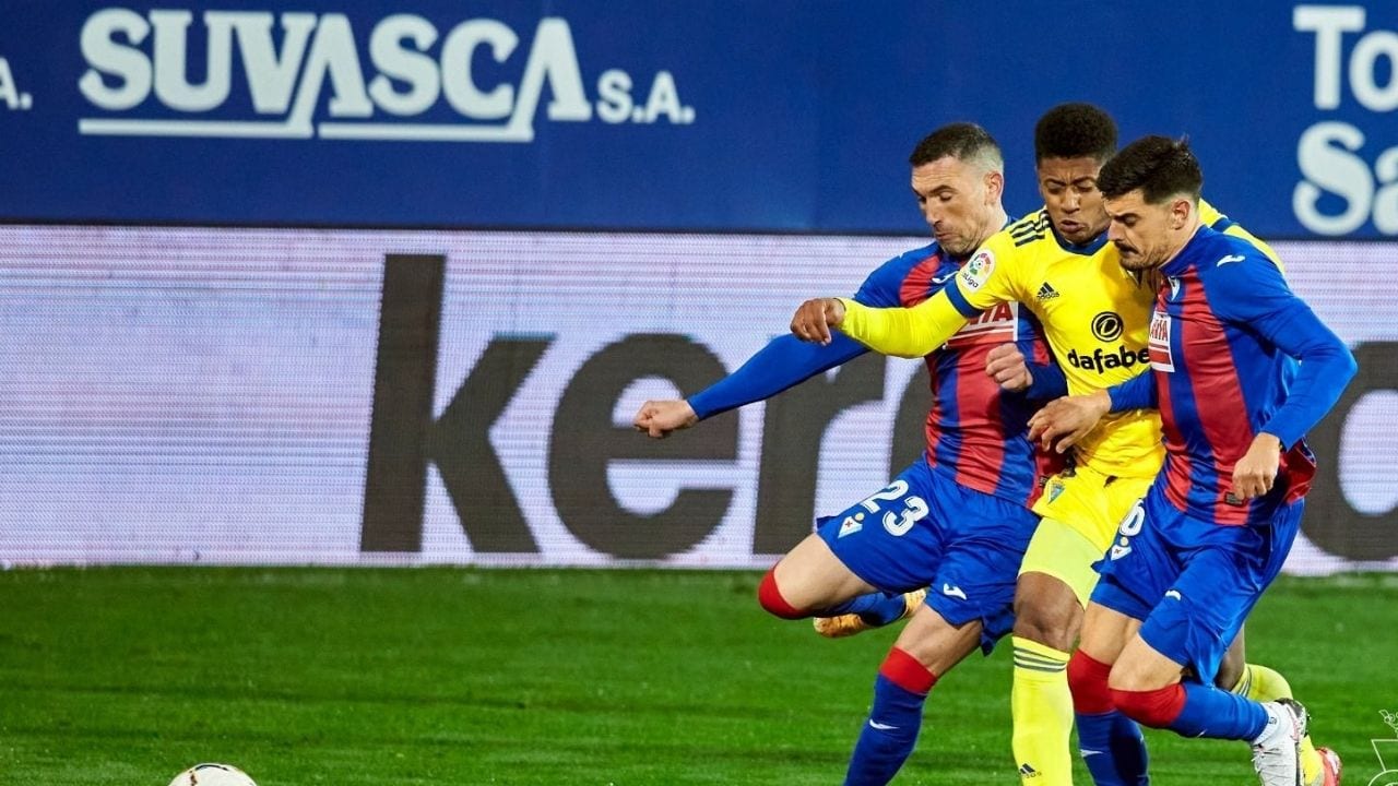 El Cádiz del Choco Lozano vence al Eibar y suma su cuarta victoria como visitante