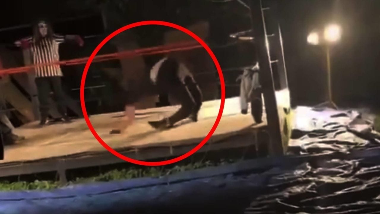 Peleador de la lucha libre se rompe las rodillas al saltar desde las cuerdas