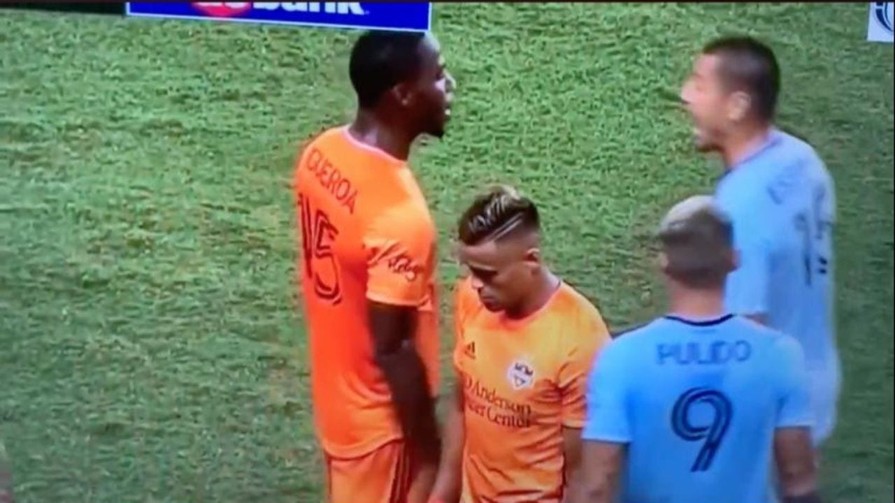 Maynor Figueroa y Roger Espinoza protagonizaron discusión en partido entre el Houston Dynamo vs Sporting Kansas City