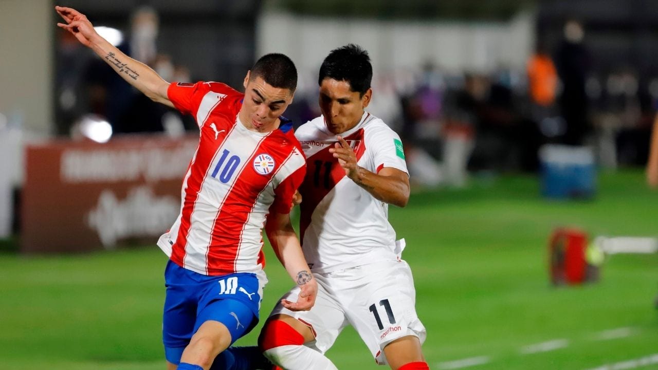 Paraguay y Perú empatan con dobletes de Ángel Romero y André Carrillo