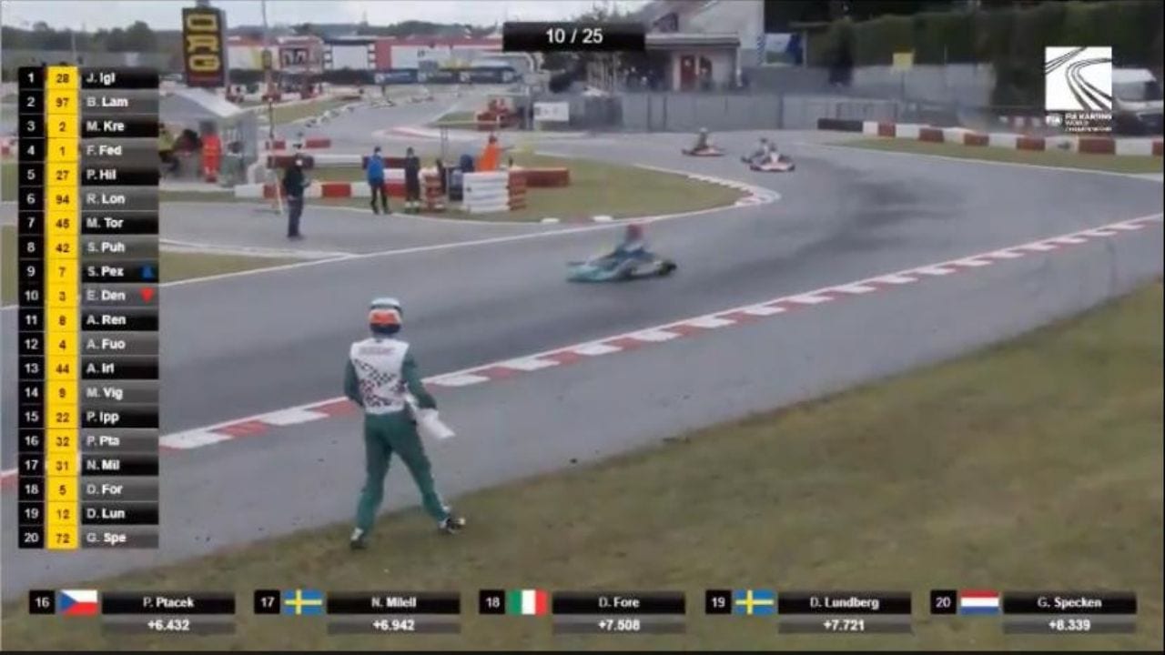 Piloto de karting enloquece y le tiró una pieza de su vehículo a un rival en competencia