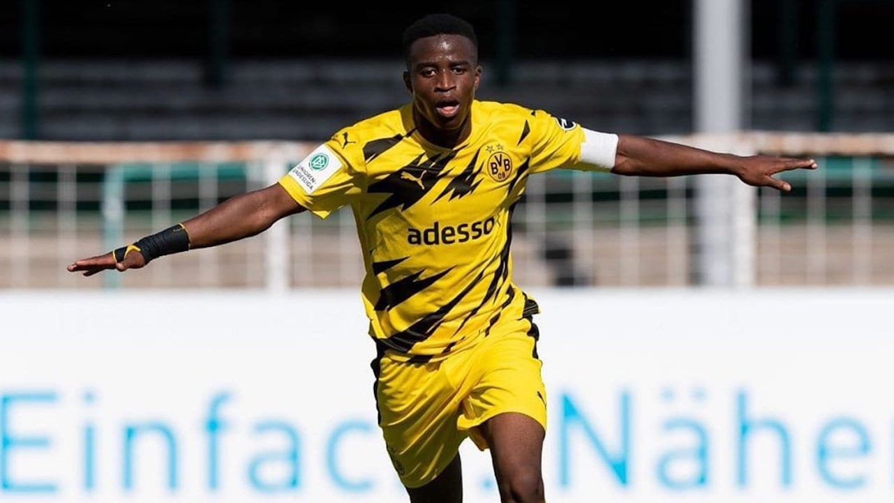 El delantero de 15 años que el Borussia Dortmund quiere inscribir en Champions League