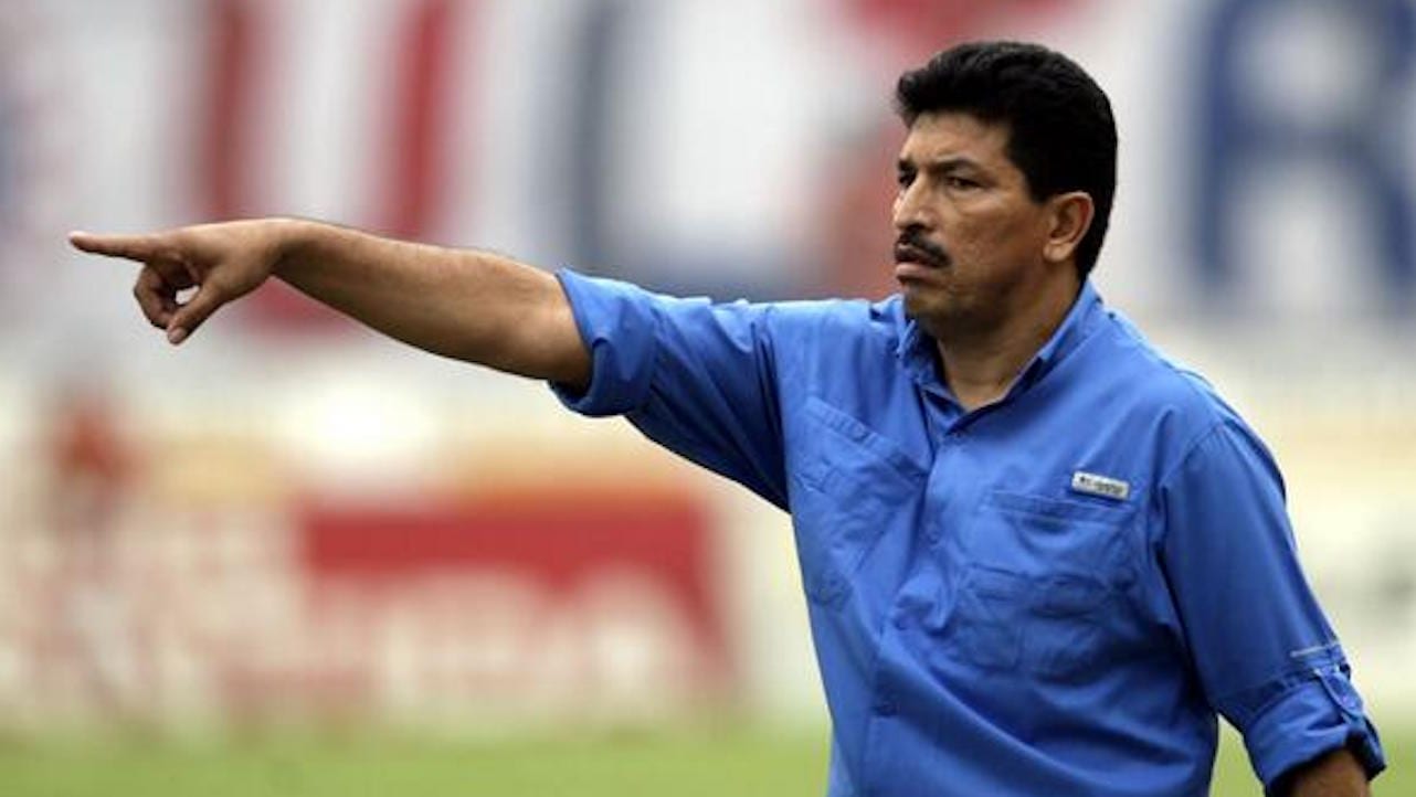 Técnico español toma las riendas del Real Sociedad tras salida de Carlos Martínez