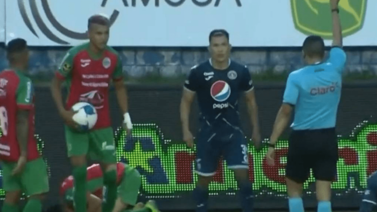 Árbitro Luis Cruz explica la ''doble amarilla'', sin expulsión, a Kevin López de Motagua
