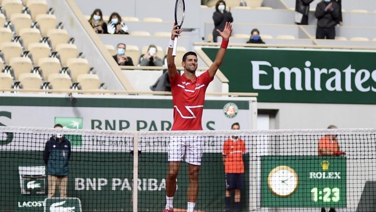 Djokovic, Tsitsipas y Berrettini avanzan en París, Shapovalov cae desquiciado