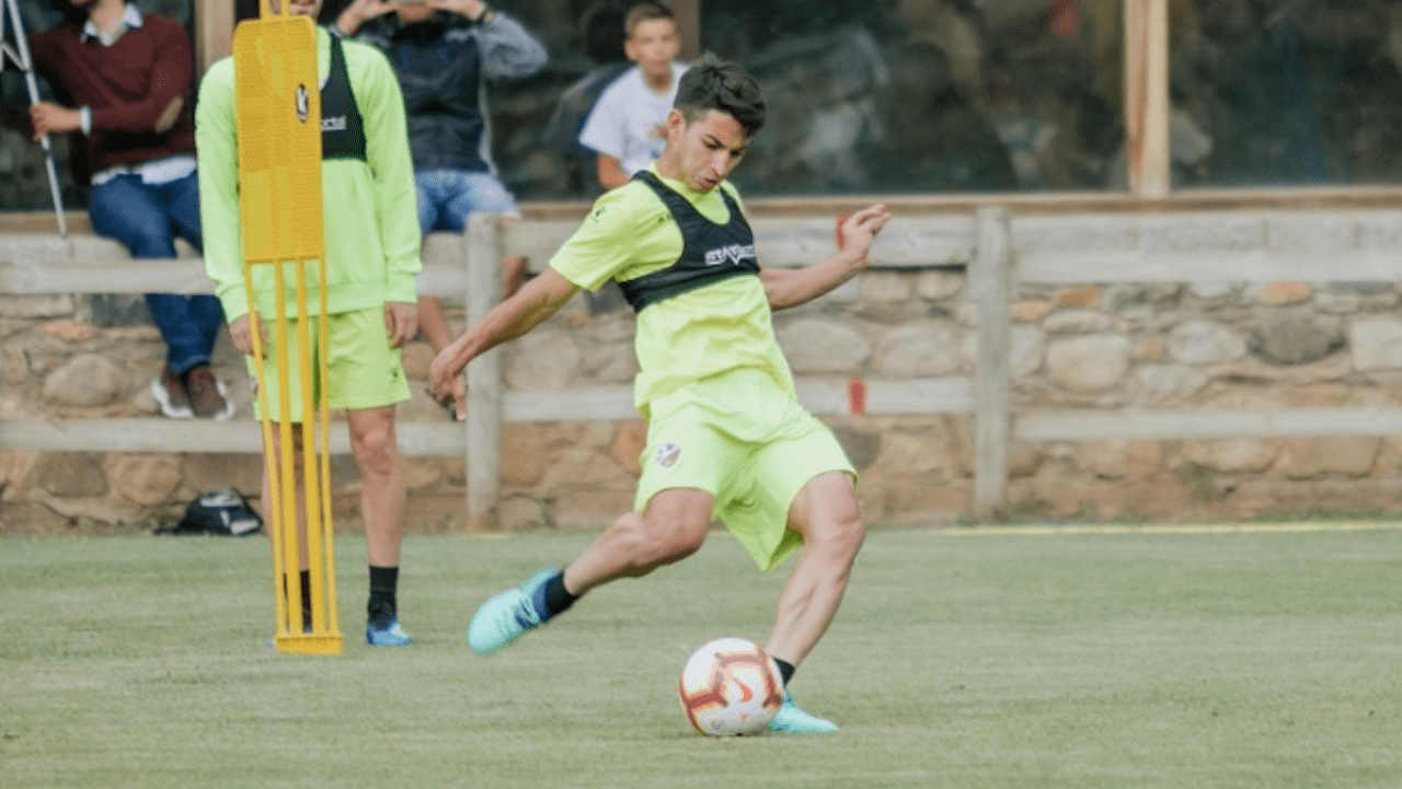 Jonathan Rubio rescinde contrato con el Huesca de España; ahora es agente libre