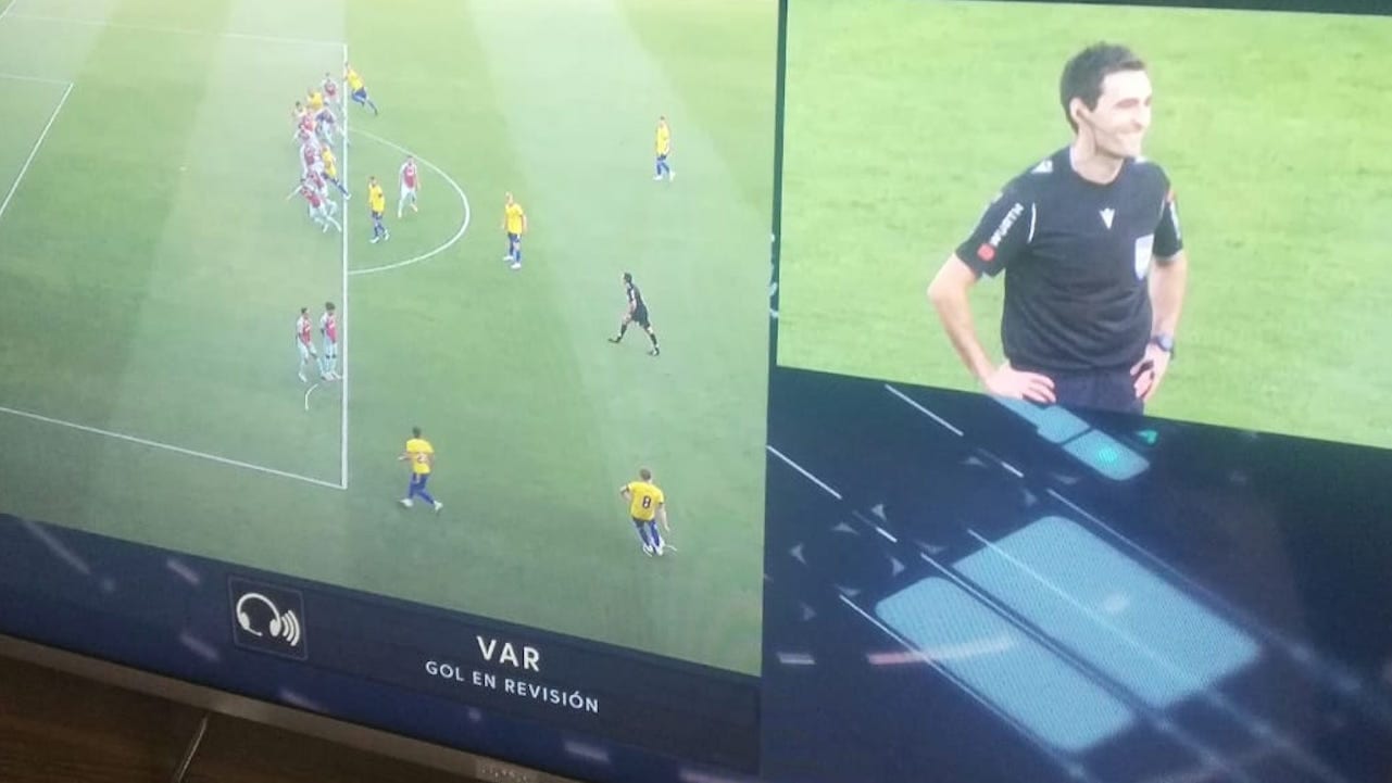 ¿Hay o no fuera de juego del Choco Lozano? La polémica en el Cádiz vs Villarreal