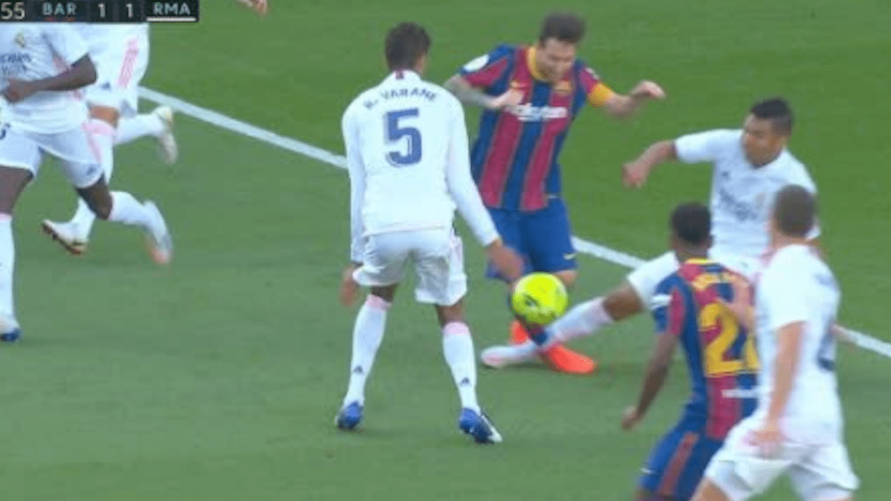 ¿Fue penal de Casemiro a Messi? La jugada que todo el barcelonismo comenta