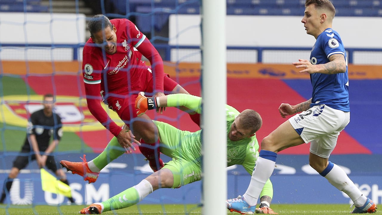 Van Dijk sufre una lesión tras fuerte entrada de Pickford a pocos días del estreno de la Champions League