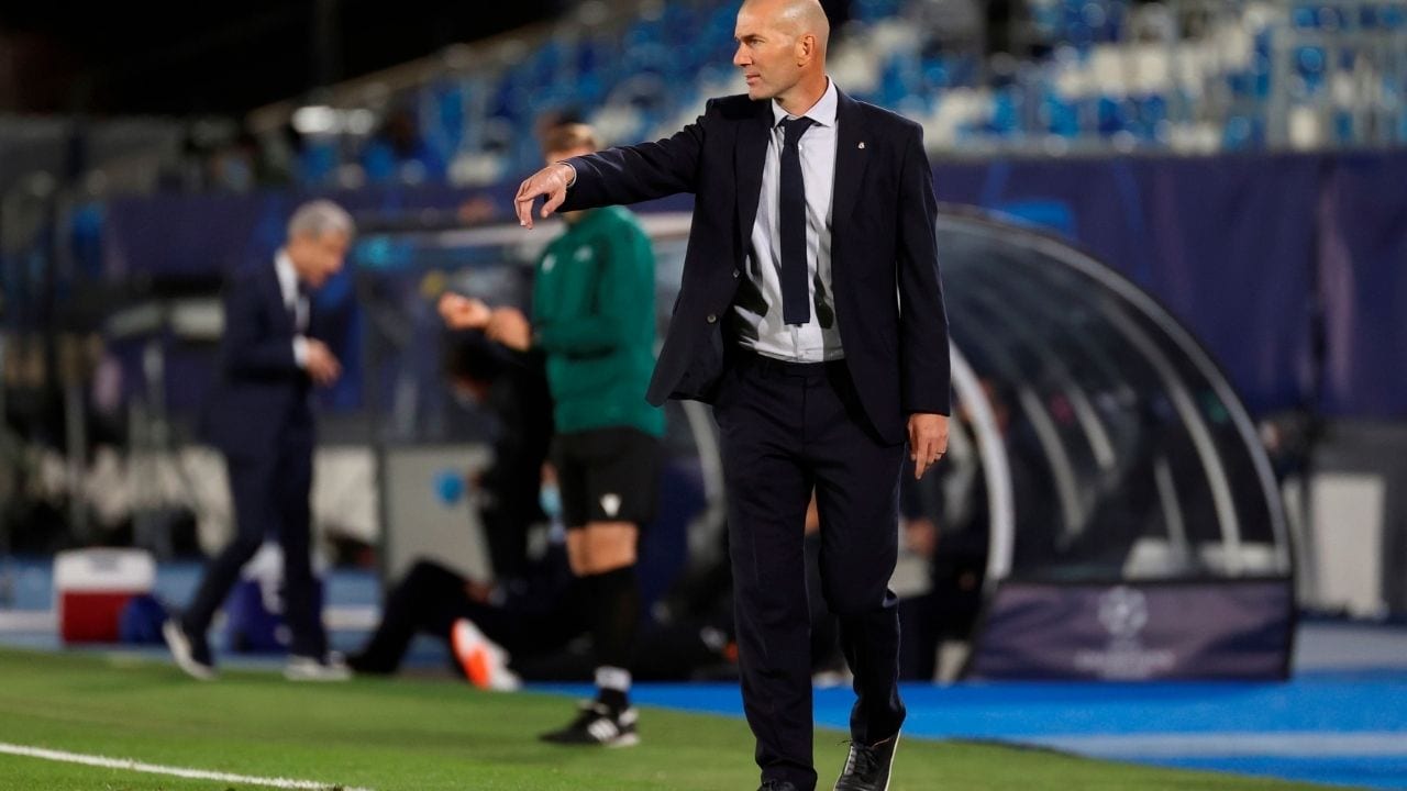 Zidane espera el duelo en el Camp Nou: Es un clásico diferente pero siempre especial