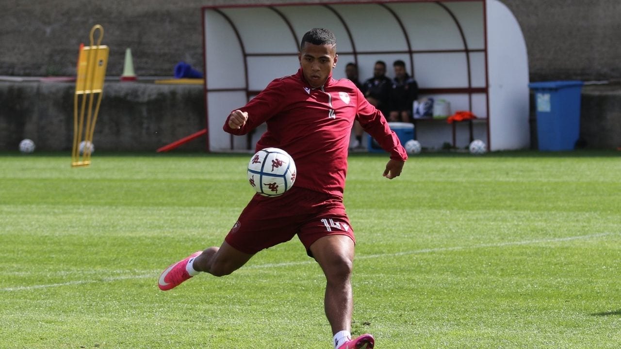 El hondureño Rigoberto Rivas estaría a punto de debutar con el Reginna en Italia