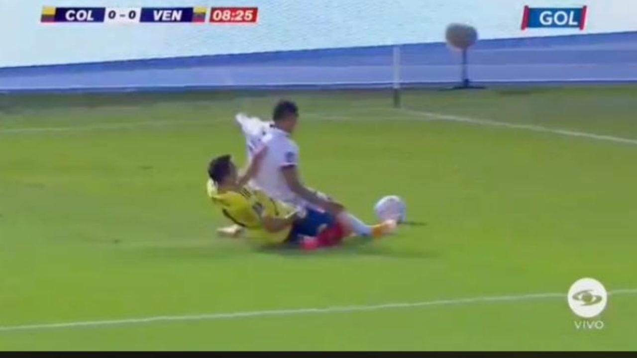 La escalofriante lesión de Santiago Arias en el partido de Colombia contra Venezuela