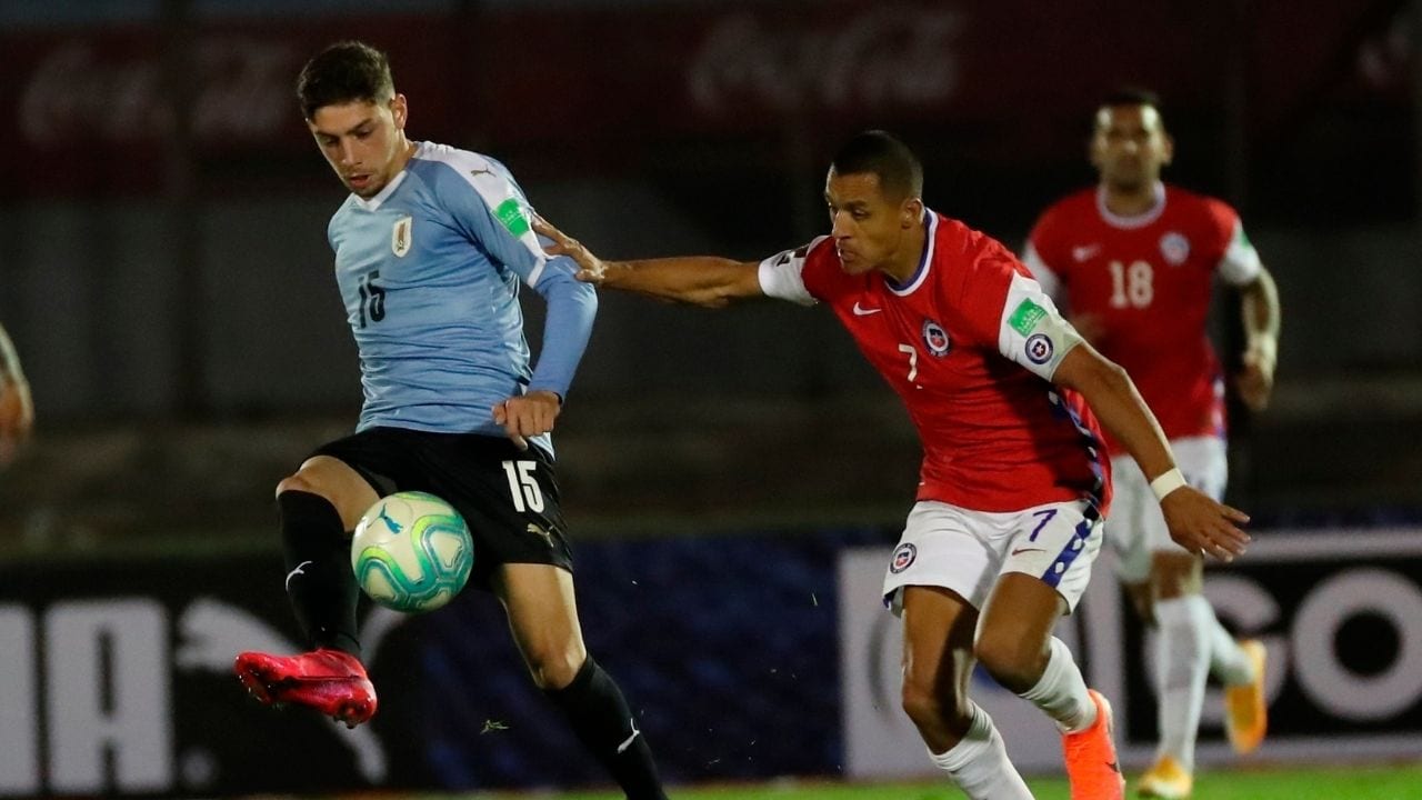 Maxi Gómez salva los muebles de Uruguay ante un aguerrido Chile