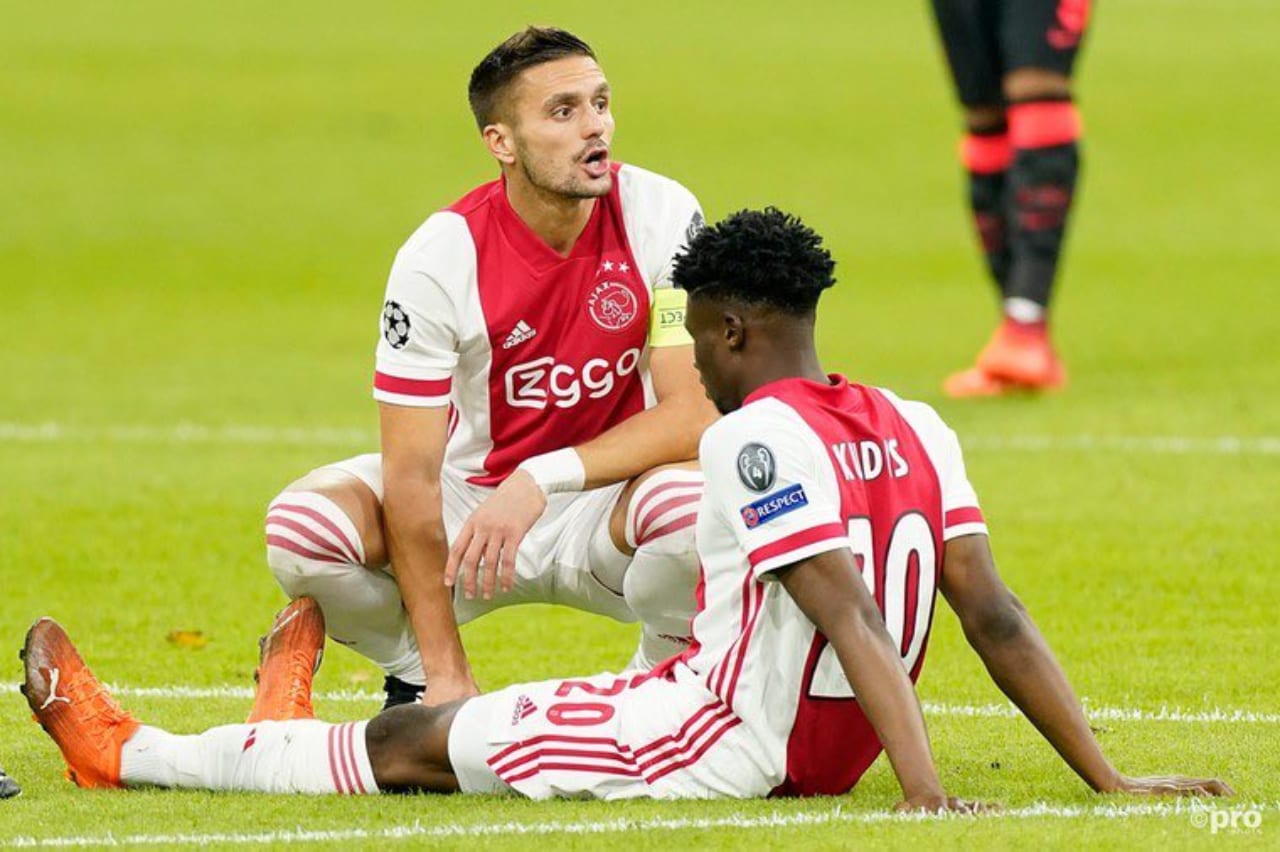 Once jugadores del Ajax dan positivo por coronavirus