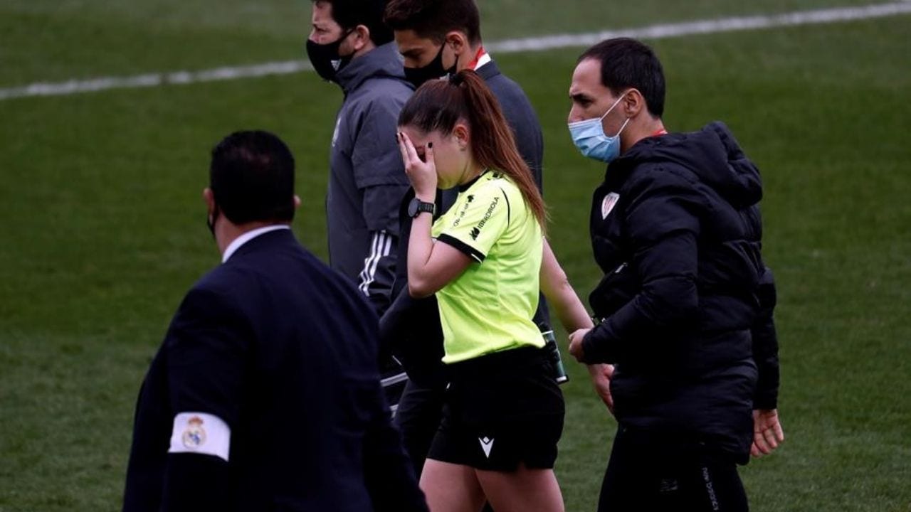 Árbitra recibió un golpe en su cara y la llenan insultos por dejar el partido con dolor