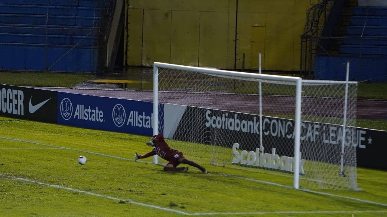 Denovan Torres, un portero penalero que se puso la capa de héroe en Liga Concacaf