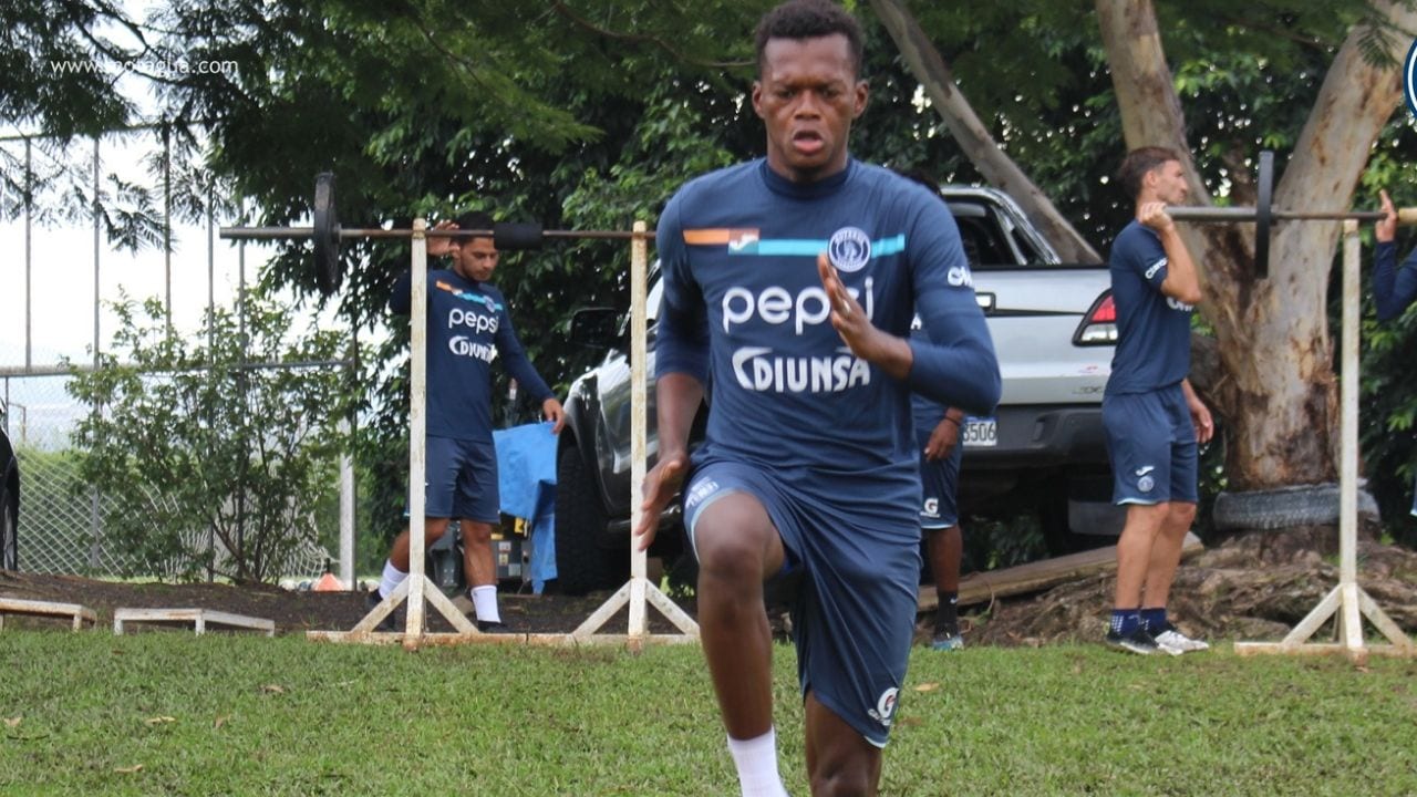 El lateral Félix Crisanto pasaría al quirófano, según Diego Vázquez