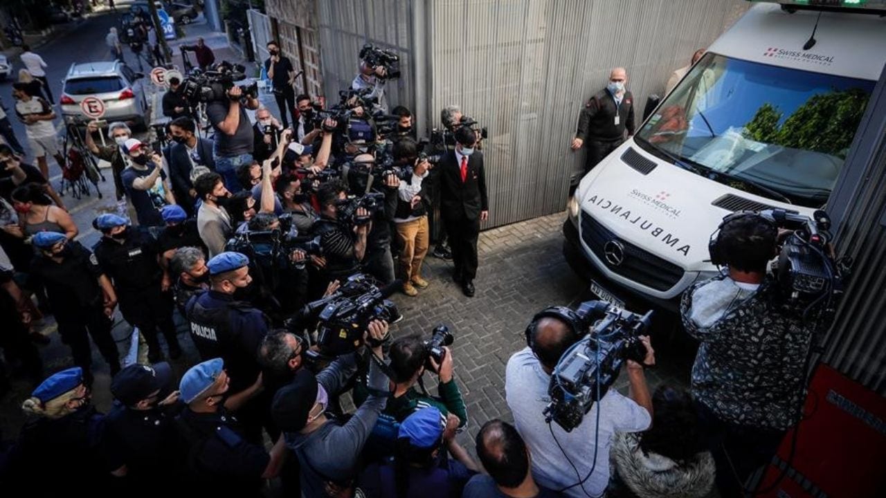Comparten primera imagen de Maradona tras su operación en la cabeza
