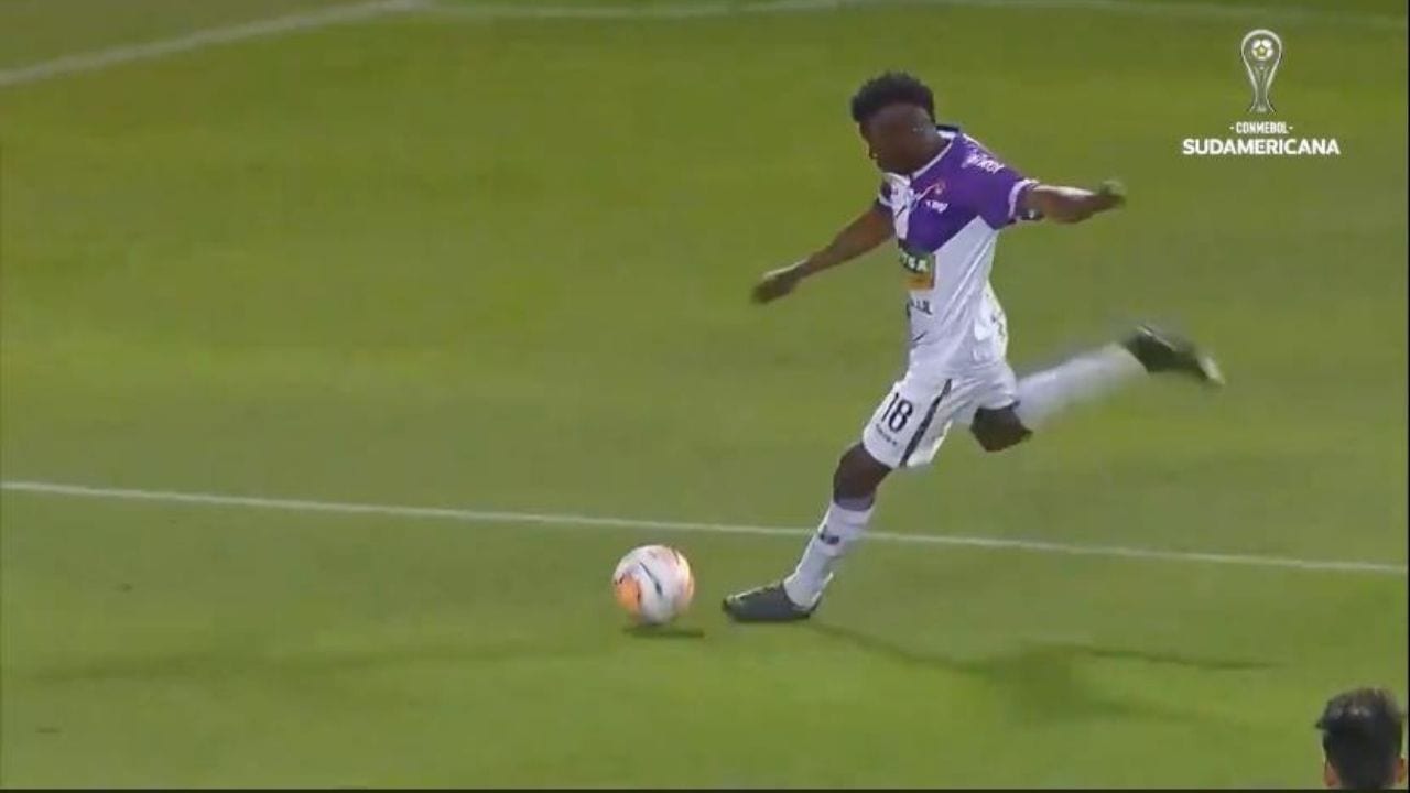 Carlos 'Muma' Fernández debuta asistiendo en clasificación del Fénix a los octavos de final de la Copa Sudamericana