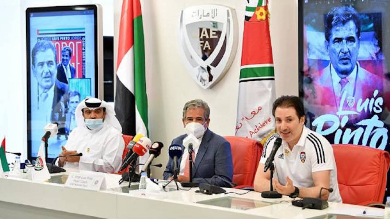 Jorge Luis Pinto dejó la dirección técnica de Emiratos Árabes