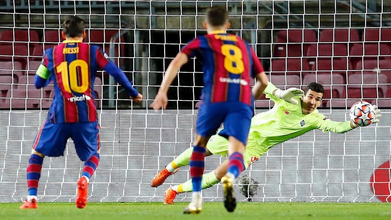 Barcelona sigue líder al vencer 2-1 al Dynamo Kiev en Champions League