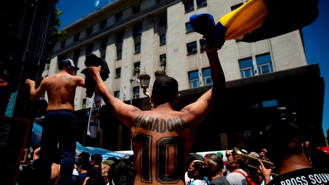 Incidentes tras el cierre de las filas para el velatorio de Maradona