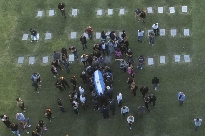 Diego Maradona ya descansa en paz tras una multitudinaria despedida en Argentina