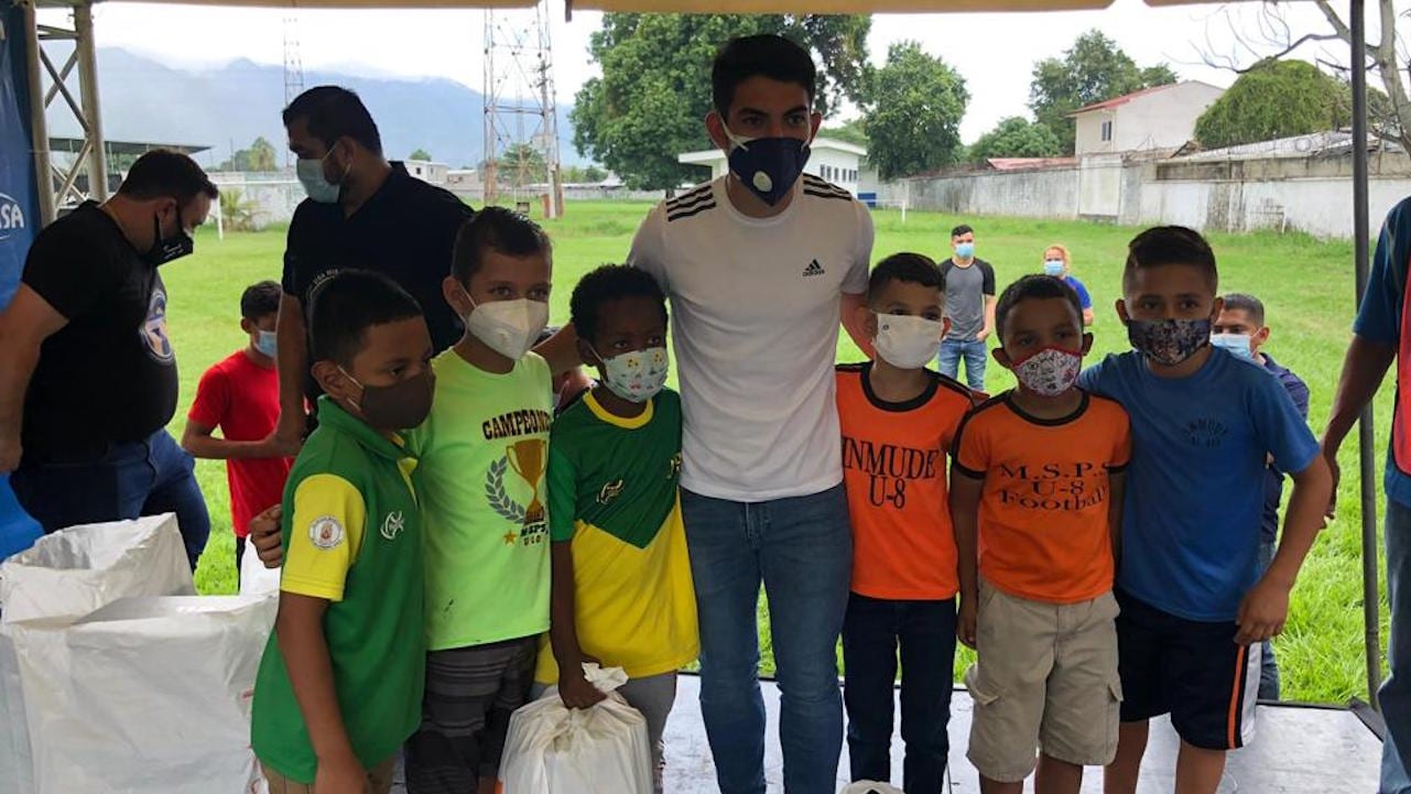 El lado solidario de Jonathan Rubio con los niños de San Pedro Sula