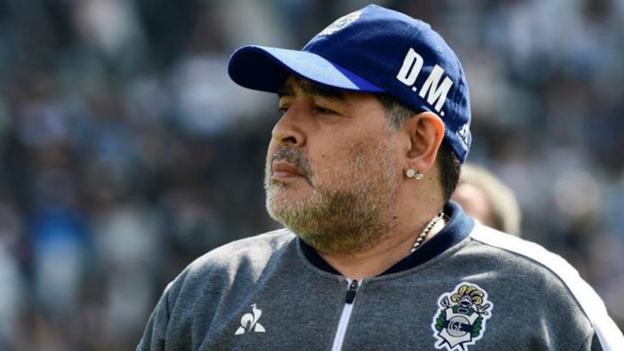 El médico de Maradona dice que el exfutbolista está lúcido y mejora
