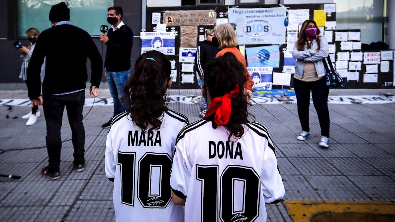 El abogado de Maradona dice que el exfutbolista continúa sedado