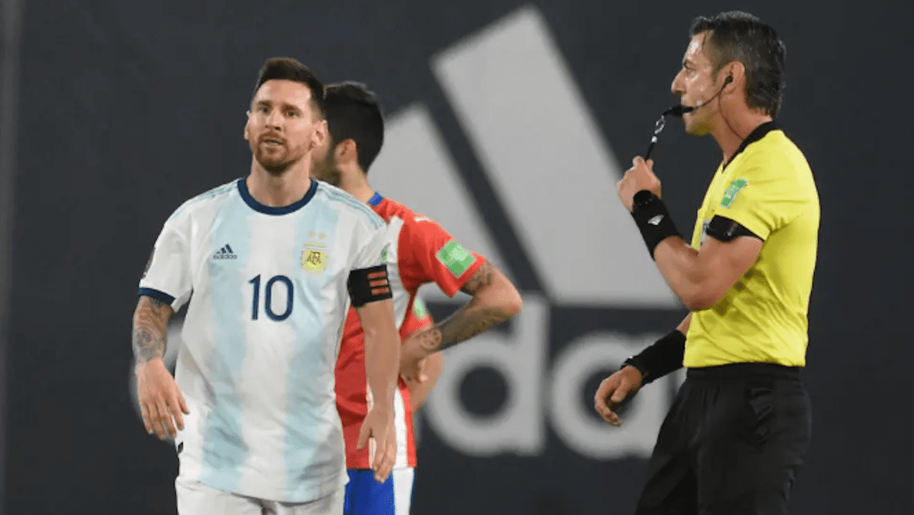 Messi explota contra el árbitro tras anular su anotación que le daba el triunfo a Argentina