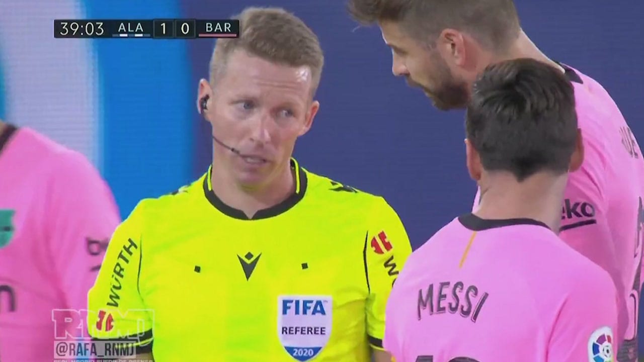 La reacción de Messi con el árbitro que debió ser roja